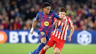 Juli&aacute;n &Aacute;lvarez presiona a Lamine Yamal 