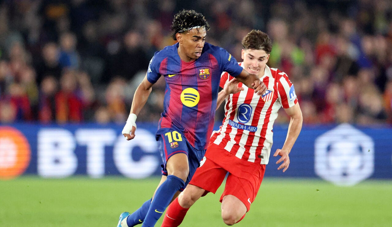 Juli&aacute;n &Aacute;lvarez presiona a Lamine Yamal 