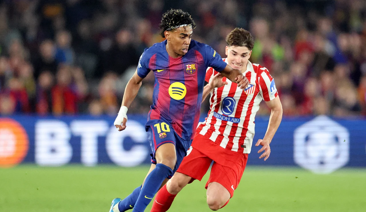 Julián Álvarez presiona a Lamine Yamal