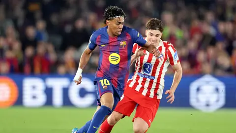 Julián Álvarez presiona a Lamine Yamal Julián Álvarez presiona a Lamine Yamal