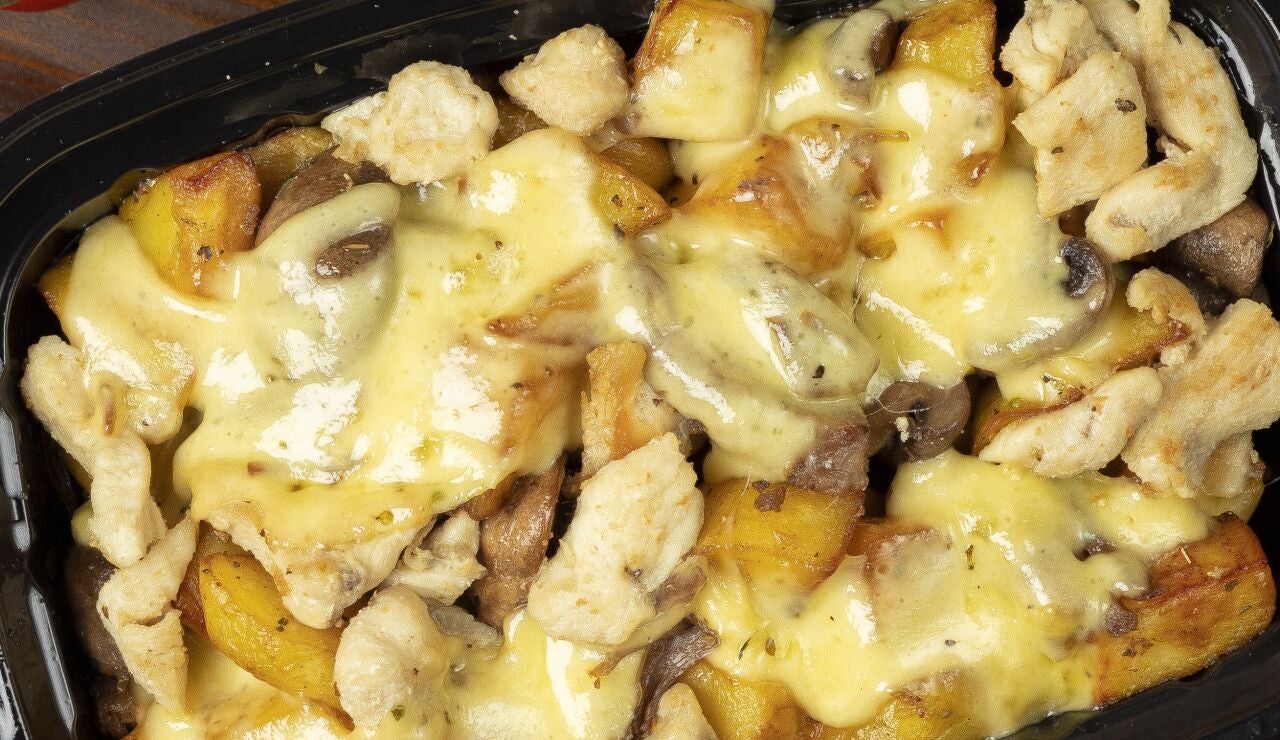 Plato de patatas con pollo