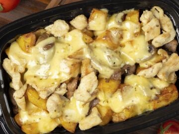 Plato de patatas con pollo