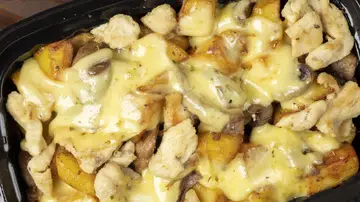 Plato de patatas con pollo Plato de patatas con pollo