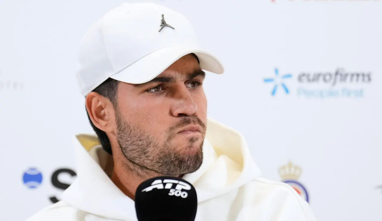 Alcaraz anuncia en rueda de prensa su retirada del Godó