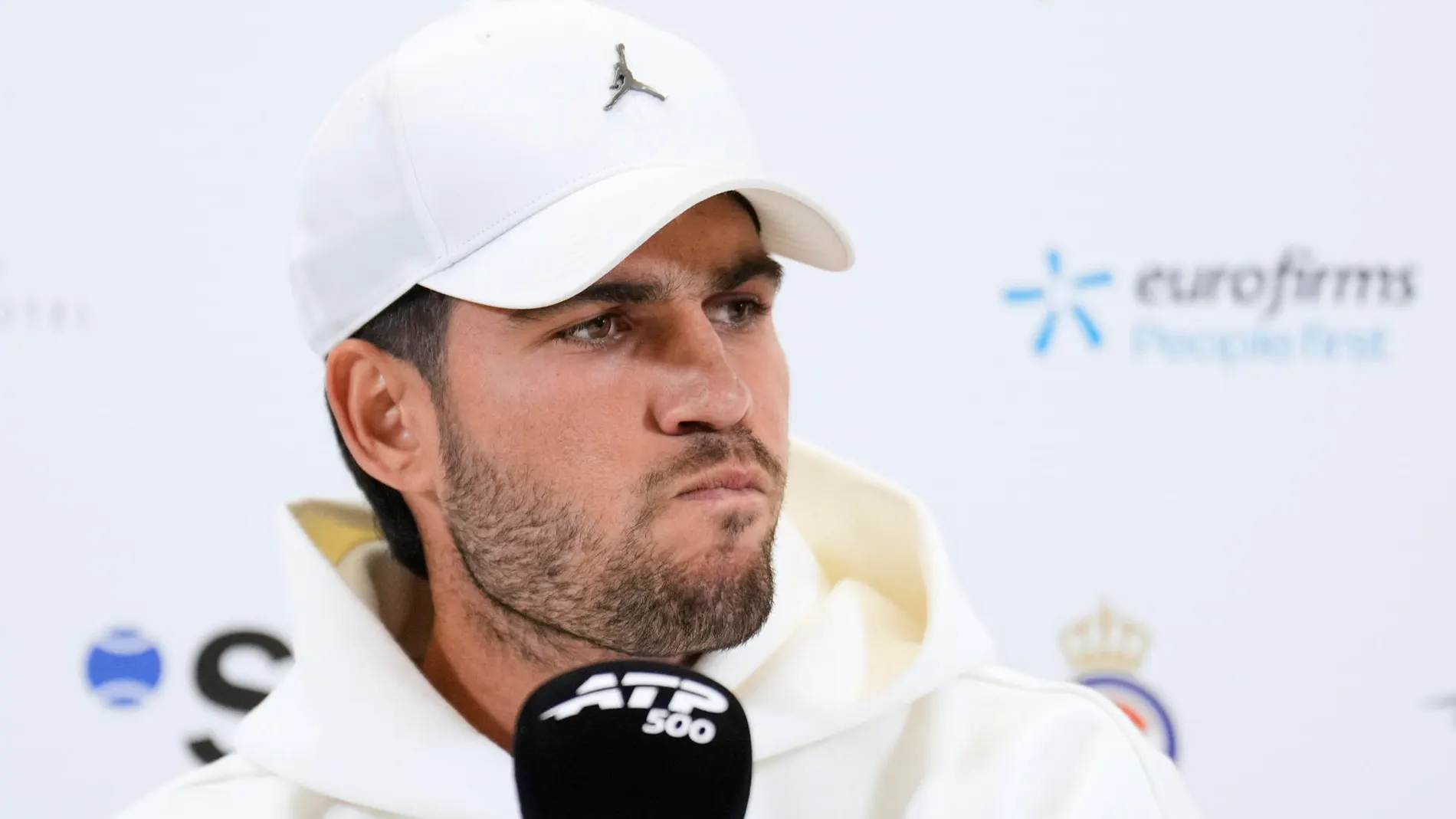 Alcaraz anuncia en rueda de prensa su retirada del Godó Alcaraz anuncia en rueda de prensa su retirada del Godó