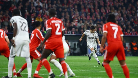 Arda G&uuml;ler anota de falta en el Allianz Arena