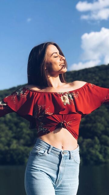 Top con volantes y vaqueros