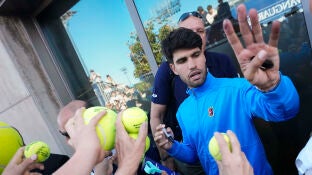 Carlos Alcaraz firma aut&oacute;grafos tras finalizar su partido contra el finland&eacute;s Otto Virtanen