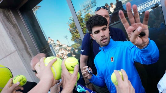 Carlos Alcaraz firma aut&oacute;grafos tras finalizar su partido contra el finland&eacute;s Otto Virtanen