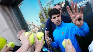 Carlos Alcaraz firma autógrafos tras finalizar su partido contra el finlandés Otto Virtanen
