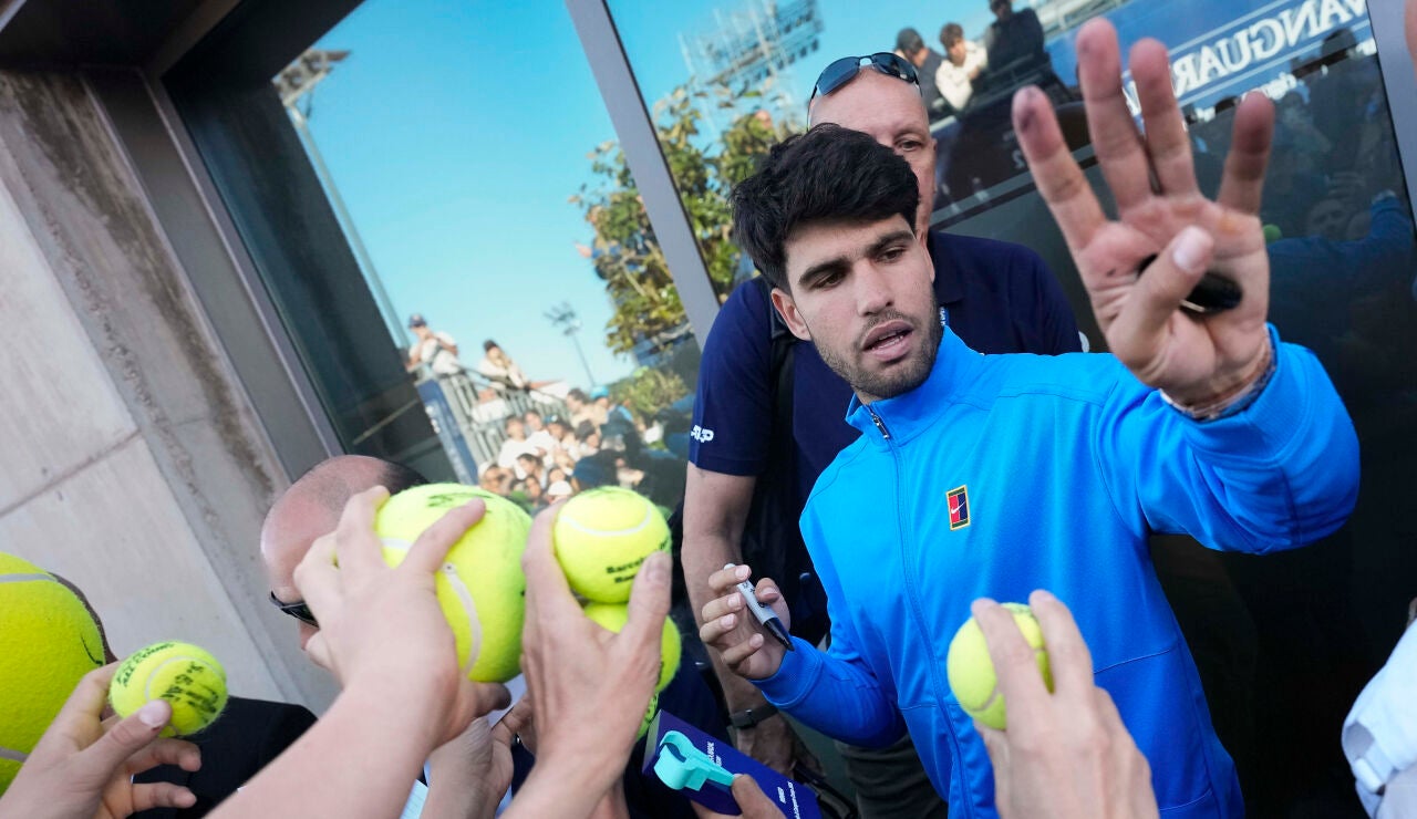 Carlos Alcaraz firma aut&oacute;grafos tras finalizar su partido contra el finland&eacute;s Otto Virtanen