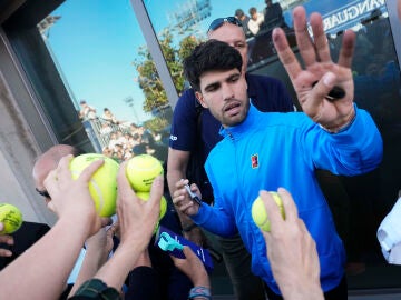 Carlos Alcaraz firma aut&oacute;grafos tras finalizar su partido contra el finland&eacute;s Otto Virtanen