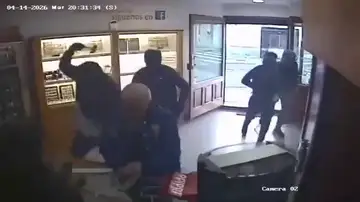 Cinco encapuchados asaltan una joyería y huyen en coche robado en Gran Canaria Cinco encapuchados asaltan una joyería y huyen en coche robado en Gran Canaria