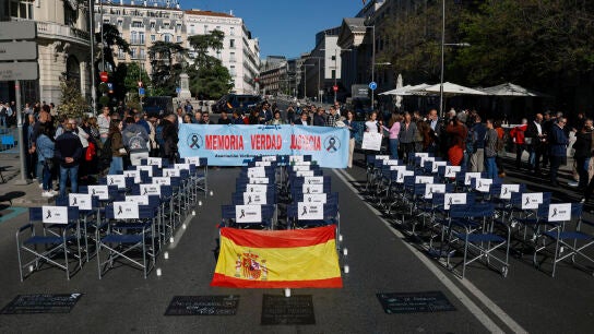 Concentraci&oacute;n por las v&iacute;ctimas de Adamuz en el Congreso