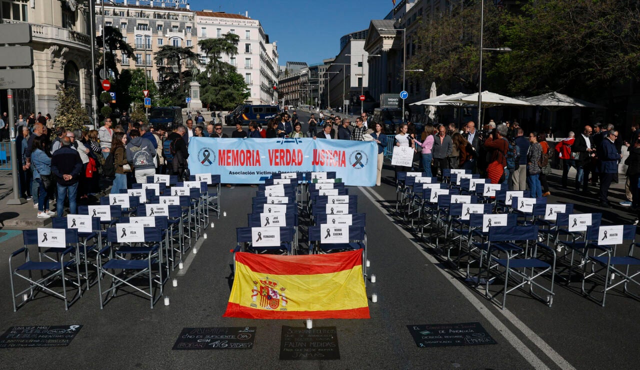 Concentraci&oacute;n por las v&iacute;ctimas de Adamuz en el Congreso
