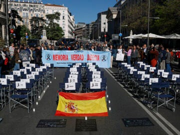 Concentraci&oacute;n por las v&iacute;ctimas de Adamuz en el Congreso