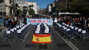 Concentraci&oacute;n por las v&iacute;ctimas de Adamuz en el Congreso