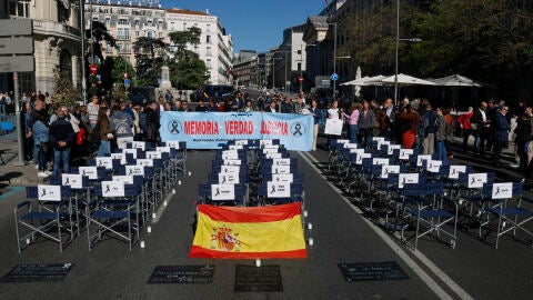 Concentraci&oacute;n por las v&iacute;ctimas de Adamuz en el Congreso