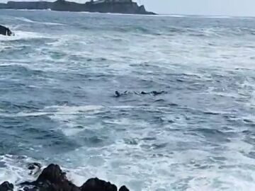 Un joven de Mundaka rescata a un surfista atrapado en la corriente: "O entr&aacute;bamos o se ahogaba"