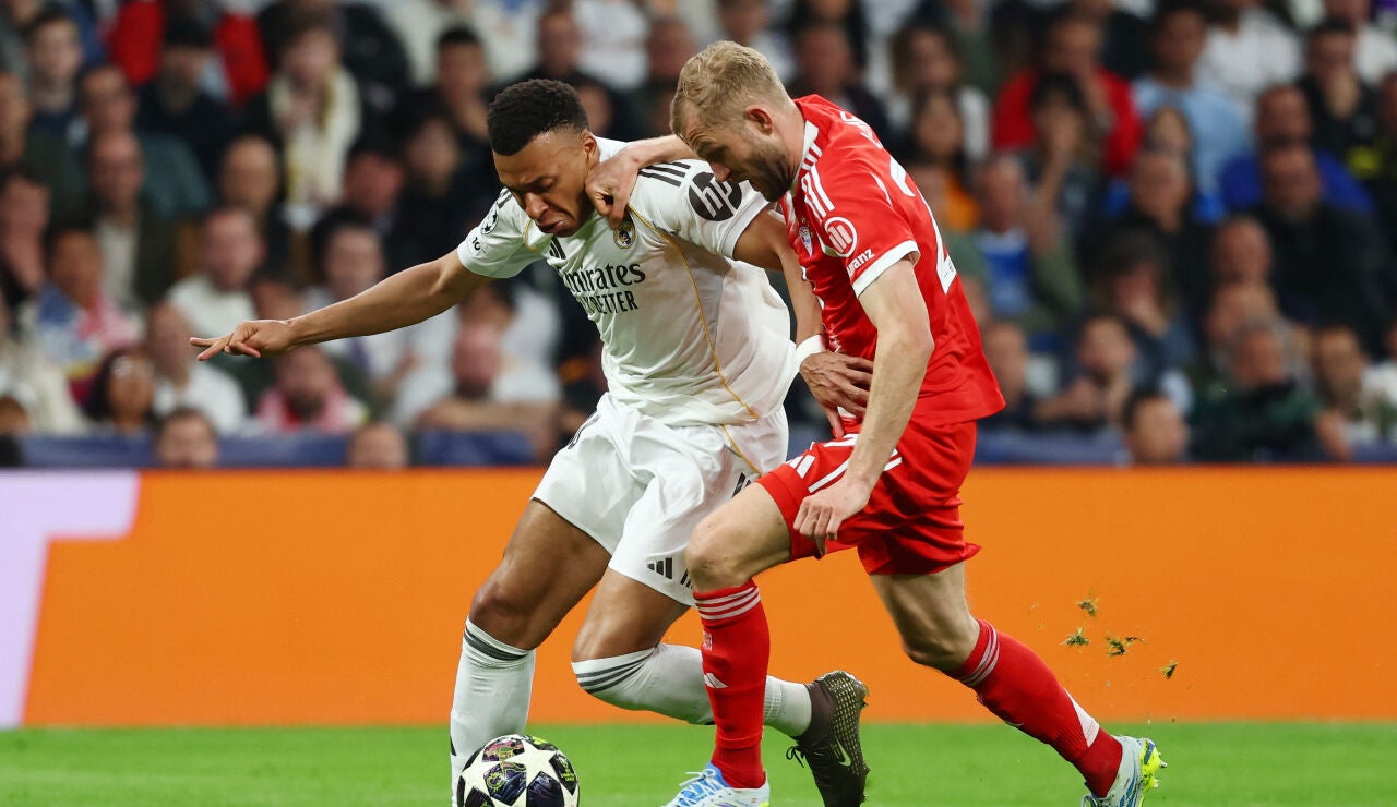 Kylian Mbapp&eacute; ante Konrad Laimer en la ida