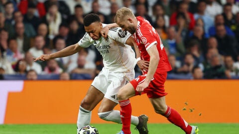 Kylian Mbapp&eacute; ante Konrad Laimer en la ida