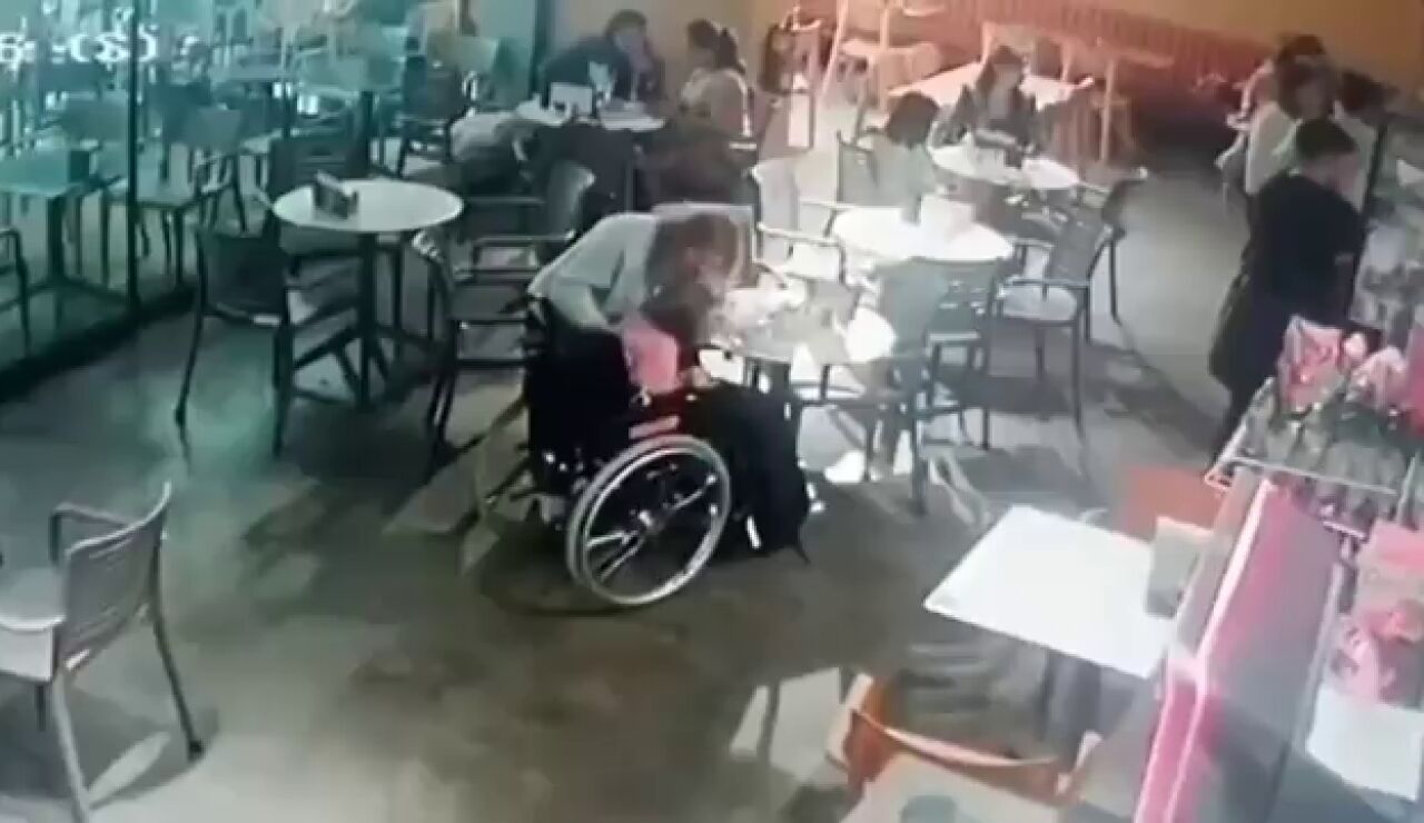 V&iacute;deo | Salvan la vida a una mujer de 86 a&ntilde;os atragantada en una cafeter&iacute;a de Pontevedra: &ldquo;Estaba azul&rdquo;