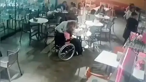 Vídeo | Salvan la vida a una mujer de 86 años atragantada en una cafetería de Pontevedra: “Estaba azul” Vídeo | Salvan la vida a una mujer de 86 años atragantada en una cafetería de Pontevedra: “Estaba azul”