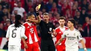 Vincic muestra a Camavinga la segunda amarilla en el Allianz