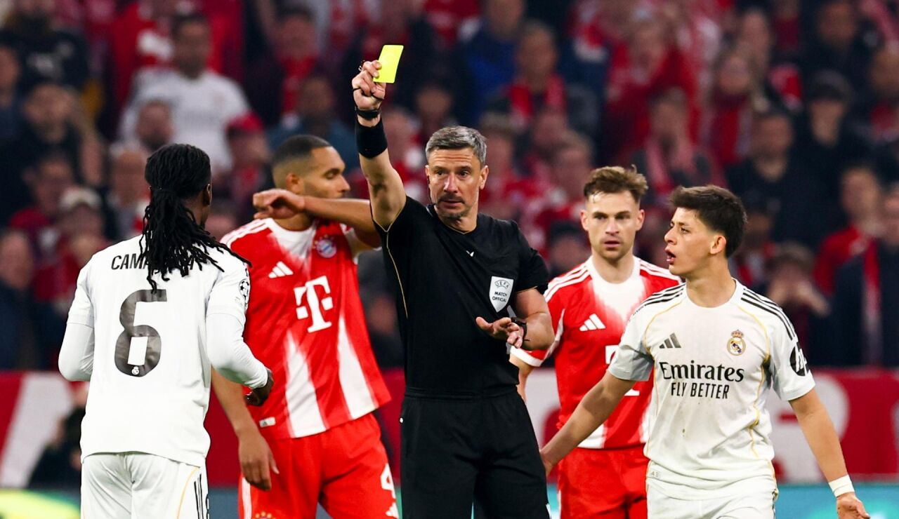 Vincic muestra a Camavinga la segunda amarilla en el Allianz