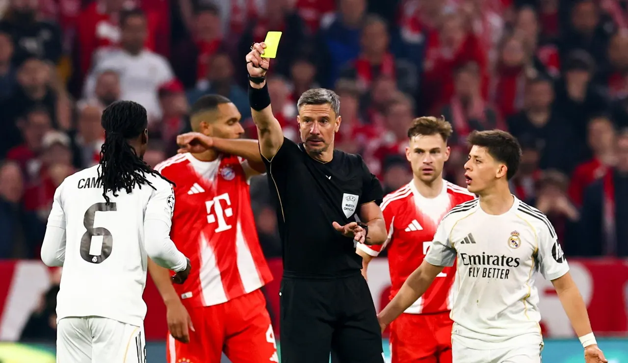 Vincic muestra a Camavinga la segunda amarilla en el Allianz