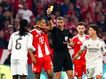 Vincic muestra a Camavinga la segunda amarilla en el Allianz