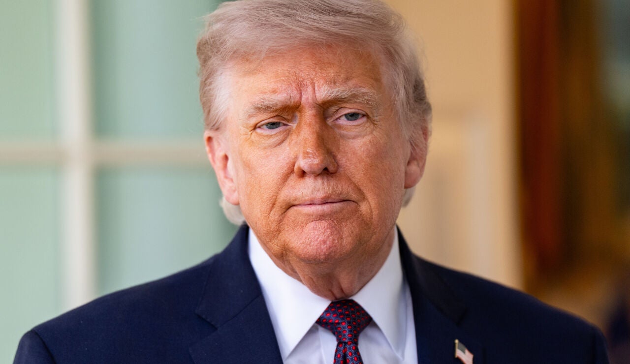 Donald Trump takes a DoorDash delivery of McDonald's fast food