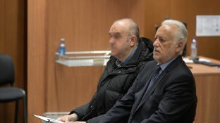 El lotero acusado (i) durante el juicio en la Audiencia Provincial de A Coru&ntilde;a, a 13 de abril de 2026, en Madrid (Espa&ntilde;a). Hoy arranca el juicio contra el lotero de A Coru&ntilde;a acusado de quedarse con una Primitiva millonaria, una vista en la que est&aacute; tambi&eacute;n su hermano, que era en el momento de los hechos delegado provincial de Loter&iacute;as y Apuestas del Estado y que Fiscal&iacute;a considera que tambi&eacute;n delinqui&oacute;. 13 ABRIL 2026;PIXELADA M. Dylan / Europa Press 14/04/2026