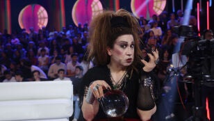 El c&oacute;mico se ha metido de lleno en el papel de Alaska con su bola de cristal y ha predicho el futuro de los miembros del jurado.