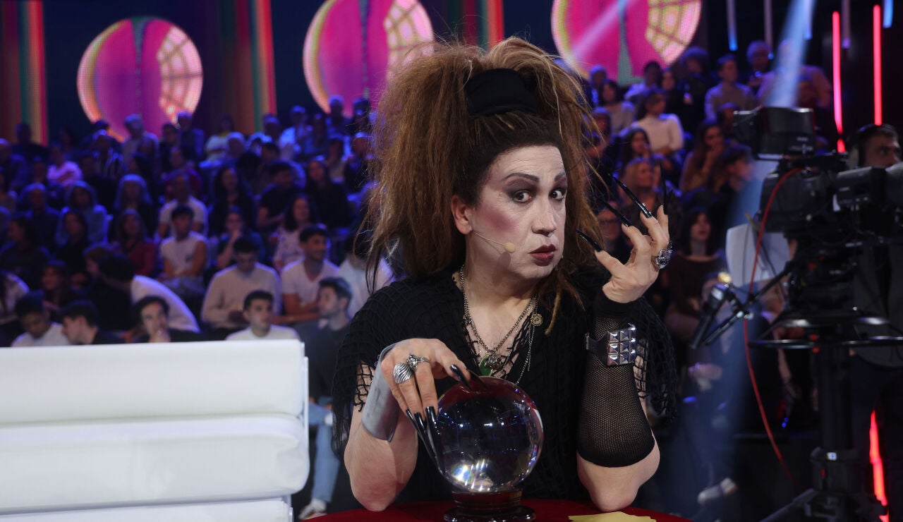 El c&oacute;mico se ha metido de lleno en el papel de Alaska con su bola de cristal y ha predicho el futuro de los miembros del jurado.