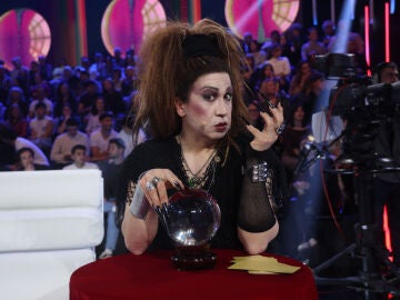 El c&oacute;mico se ha metido de lleno en el papel de Alaska con su bola de cristal y ha predicho el futuro de los miembros del jurado.