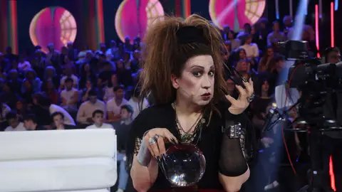 El cómico se ha metido de lleno en el papel de Alaska con su bola de cristal y ha predicho el futuro de los miembros del jurado. El cómico se ha metido de lleno en el papel de Alaska con su bola de cristal y ha predicho el futuro de los miembros del jurado.