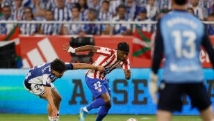 Lookman se va hacia la porter&iacute;a de Marrero 