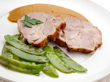 Arguiñano, sobre la receta de cabeza de lomo asada con hortalizas: "Vais a hacer esto en casa y querrán que montes un restaurante" Arguiñano, sobre la receta de cabeza de lomo asada con hortalizas: "Vais a hacer esto en casa y querrán que montes un restaurante"
