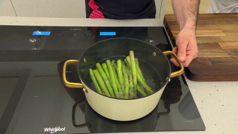 Cuando el agua empiece a hervir, introdúcelos en la tartera