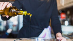 Ali&ntilde;ando un plato con aceite de oliva