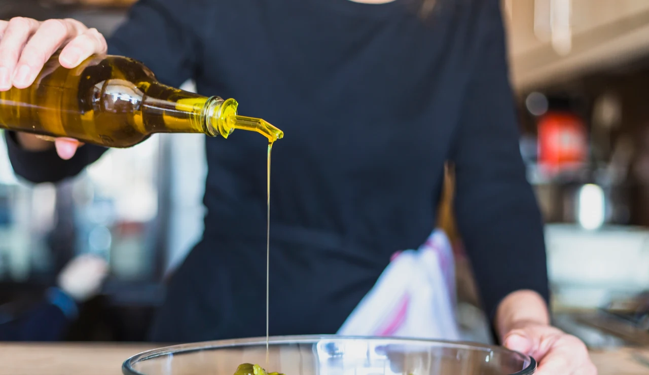 Aliñando un plato con aceite de oliva
