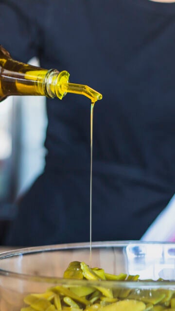 Ali&ntilde;ando un plato con aceite de oliva