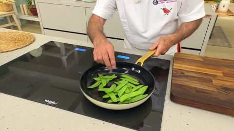 Introduce los tirabeques en la sartén