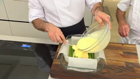 Añade la mezcla hecha para el pudin Añade la mezcla hecha para el pudin