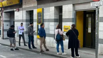 Andrés tarda una hora en presentar su solicitud de regularización en una oficina de Correos de Madrid con nula afluencia Andrés tarda una hora en presentar su solicitud de regularización en una oficina de Correos de Madrid con nula afluencia