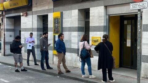 Andr&eacute;s tarda una hora en presentar su solicitud de regularizaci&oacute;n en una oficina de Correos de Madrid con nula afluencia