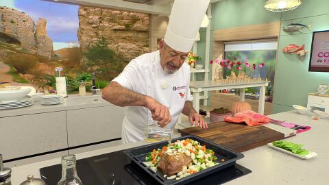 Distribuye las hortalizas encima y alrededor de la carne