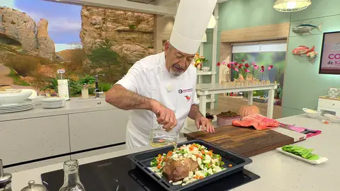 Distribuye las hortalizas encima y alrededor de la carne Distribuye las hortalizas encima y alrededor de la carne