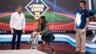 Simone Biles entrega la medalla de oro al perro robot Alicio: alucina con sus acrobacias en El Hormiguero
